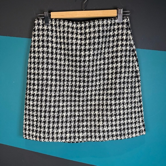 LOFT Black and White Houndstooth Mini Skirt - Picture 6 of 15